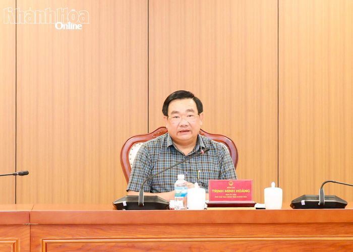 Phó Chủ tịch UBND tỉnh Trịnh Minh Hoàng phát biểu chỉ đạo tại cuộc họp.