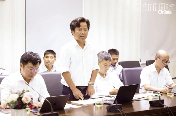 Đại diện Công ty Cổ phần Đầu tư Hacom Holdings báo cáo với đoàn giám sát.