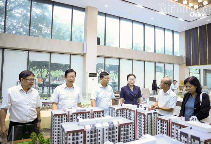 Đồng chí Phạm Thị Xuân Trang tham quan khu nhà mẫu do Công ty Cổ phần Đầu tư Hacom Holdings làm chủ đầu tư.
