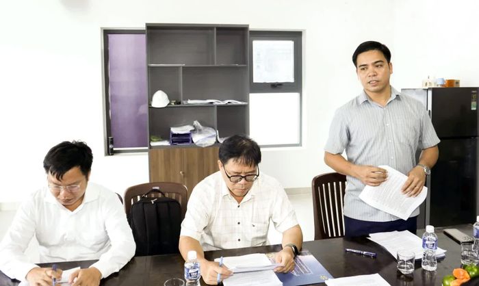 Đại diện chủ đầu tư Dự án Nhà ở xã hội MK Central City báo cáo với đoàn giám sát.