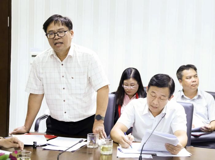 Lãnh đạo Sở Xây dựng giải trình một số nội dung với đoàn giám sát.