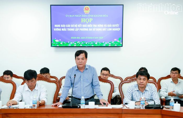 Lãnh đạo Sở Nông nghiệp và Môi trường báo cáo tại cuộc họp.