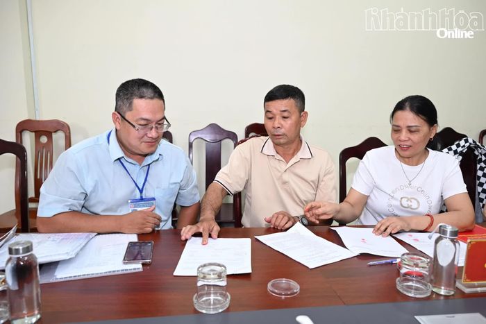 Vợ chồng ông T. xác nhận cam kết nhận tiền bồi thường, hỗ trợ và bàn giao diện tích đất bị thu hồi để thực hiện dự án.