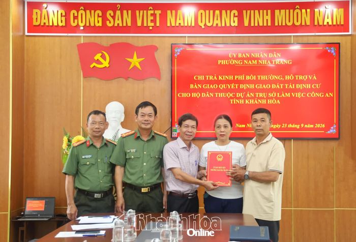 Lãnh đạo Công an tỉnh chứng kiến lãnh đạo UBND phường Nam Nha Trang trao quyết định phê duyệt phương án bồi thường, hỗ trợ cho hộ dân.