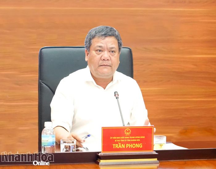 Đồng chí Trần Phong - Bí thư Tỉnh ủy tiếp công dân.