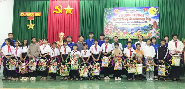 Ban tổ chức trao quà Trung thu cho các học sinh.