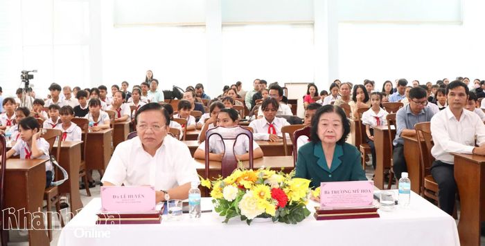 Đồng chí Trương Mỹ Hoa và đồng chí Lê Huyền tham dự lễ trao học bổng.