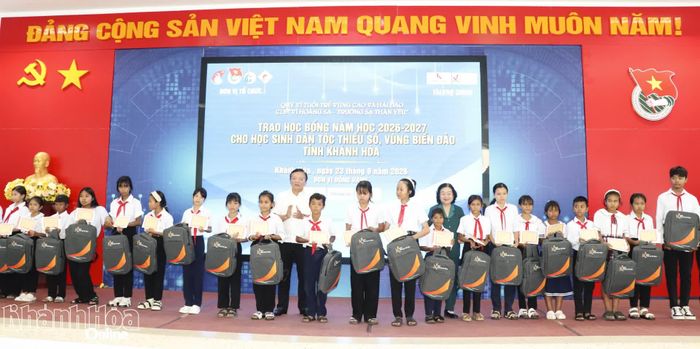 Đồng chí Trương Mỹ Hoa và đồng chí Lê Huyền trao học bổng cho học sinh.