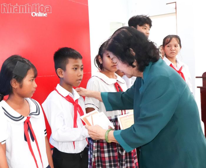 Đồng chí Trương Mỹ Hoa trao học bổng cho học sinh.