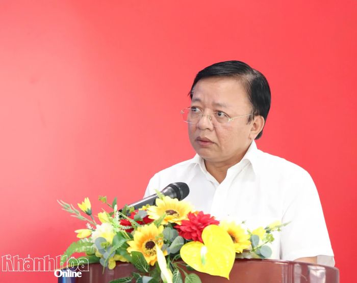 Đồng chí Lê Huyền phát biểu tại buổi lễ trao học bổng.