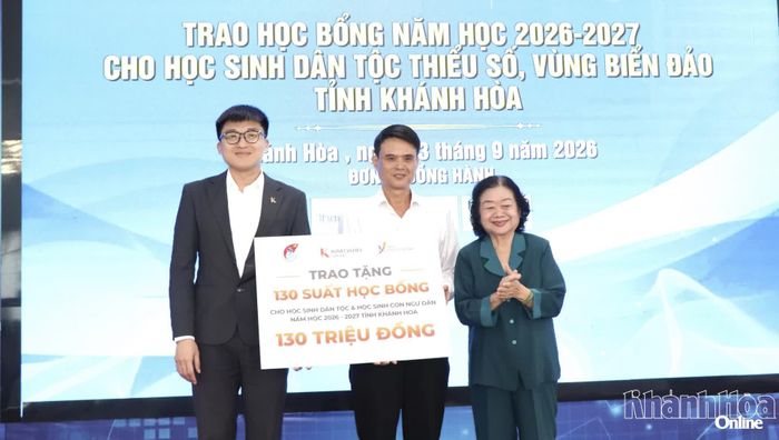 Đồng chí Trương Mỹ Hoa và đại diện nhà tài trợ trao bảng tượng trưng số học bổng cho tỉnh Khánh Hòa.