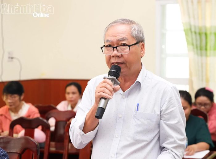 Cử tri phường Cam Linh kiến nghị tại buổi tiếp xúc.