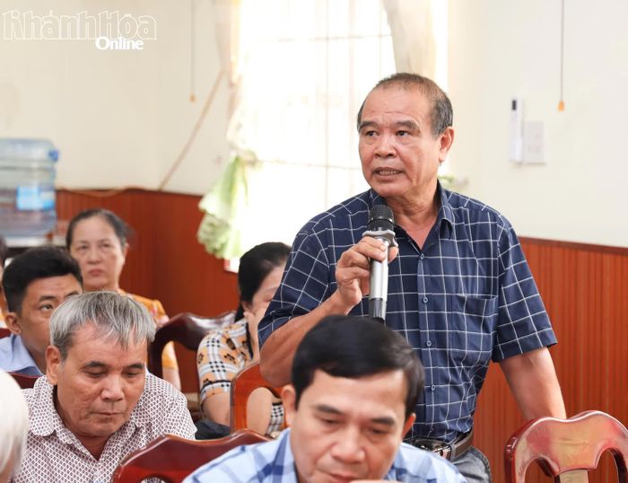 Cử tri phường Cam Ranh kiến nghị tại buổi tiếp xúc.