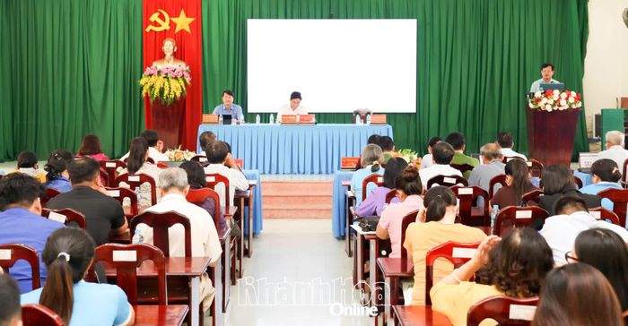 Quang cảnh hội nghị tiếp xúc cử tri.