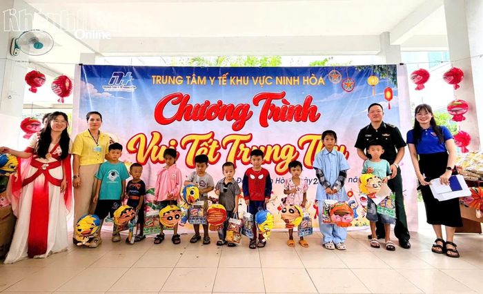 Các bệnh nhi nhận quà Trung thu từ chương trình.