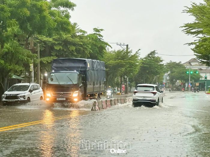 Một đoạn đường Nguyễn Thị Minh Khai bị ngập cục bộ sau mưa lớn.