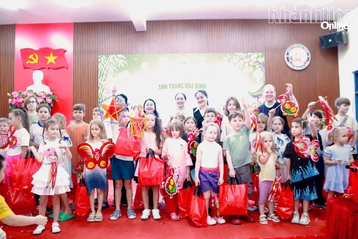 Đại diện các đơn vị tổ chức chương trình tặng quà cho các em thiếu nhi nước ngoài.