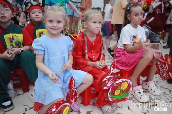 Các em thiếu nhi nước ngoài tại chương trình. 