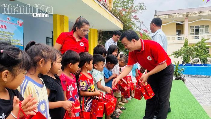 Trẻ em xã Bác Ái Tây nhận quà Trung thu tại chương trình.