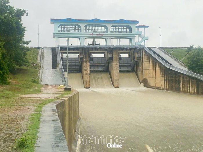 Hồ Trà Co (xã Bác Ái) mở 3 cửa van điều tiết nước qua tràn với lưu lượng 12,8m³/giây trong chiều 23-9.