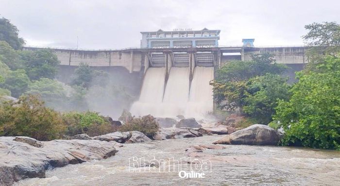 Hồ Tân Giang (xã Phước Hà) mở 3 cửa van điều tiết nước qua tràn với lưu lượng 24,35m³/giây vào chiều 23-9.