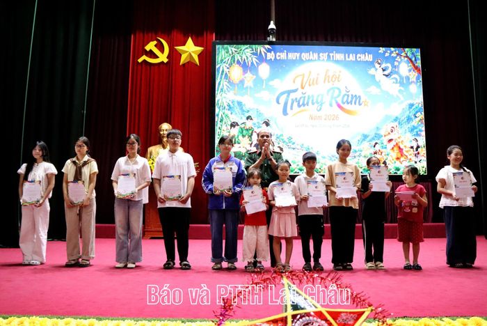 Lãnh đạo Bộ CHQS tỉnh tặng quà các cháu thiếu niên, nhi đồng có thành tích xuất sắc trong học tập.