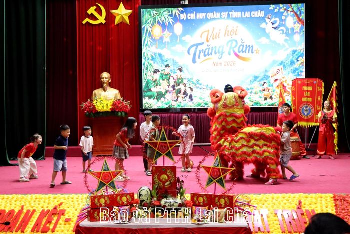 Các cháu thiếu niên, nhi đồng được phá cỗ và vui múa lân vui hội trăng rằm.