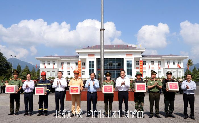 Các đồng chí lãnh đạo Tỉnh ủy, HĐND - UBND, Ủy ban MTTQ Việt Nam tỉnh tặng quà cho các lực lượng tham gia diễn tập.