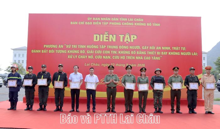 Đại tá Tao Văn Trường - Phó Giám đốc Công an tỉnh trao giấy khen cho các cá nhân có thành tích xuất sắc trong công tác tham mưu tổ chức diễn tập phương án phòng, chống khủng bố tỉnh Lai Châu năm 2026.
