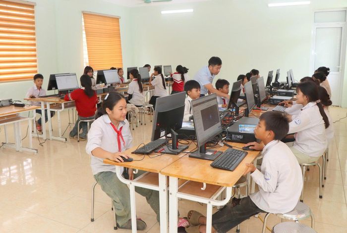 Thầy và trò Trường Phổ thông Dân tộc bán trú THCS Nậm Mạ được học trong ngôi trường khang trang với đầy đủ trang thiết bị.