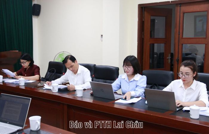 Các thành viên trong đoàn tham gia buổi giám sát.