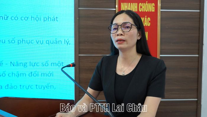 Đồng chí Trần Thị Hồng Nhung - Phó Chủ tịch Hội LHPN tỉnh quán triệt các nghị quyết của Ban Thường vụ Hội LHPN Việt Nam.