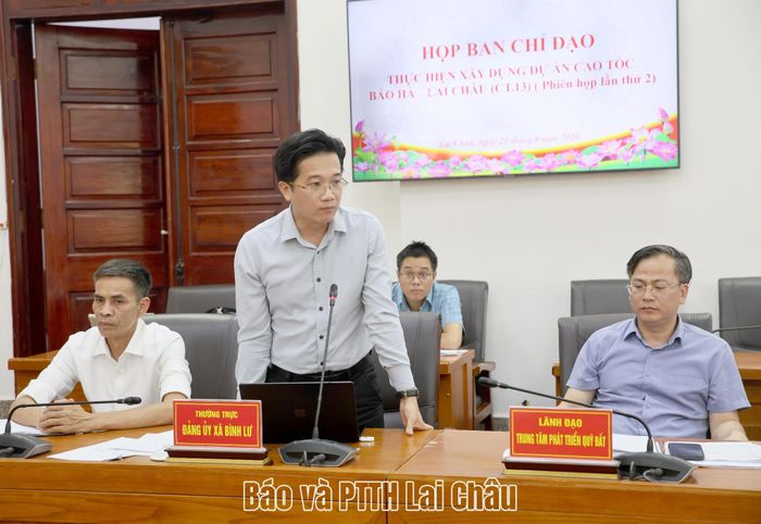 Lãnh đạo xã Bình Lư phát biểu tại cuộc họp.
