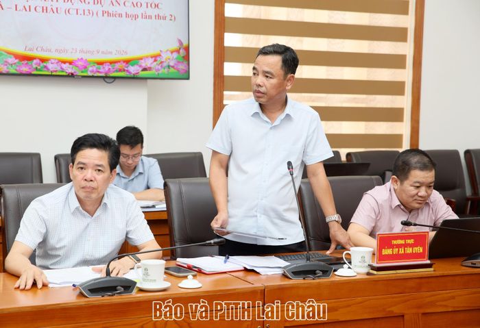 Lãnh đạo xã Tân Uyên phát biểu tại cuộc họp.