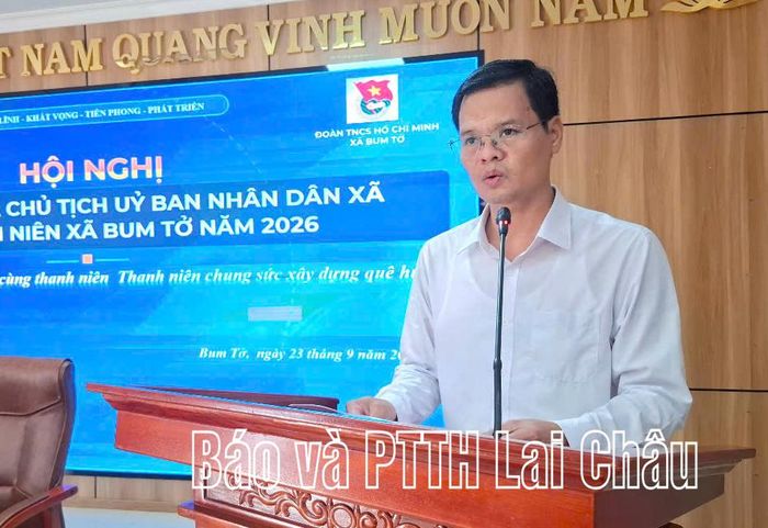 Đồng chí Trương Quốc Hoàn – Chủ tịch UBND xã Bum Tở giải đáp kiến nghị của thanh niên.
