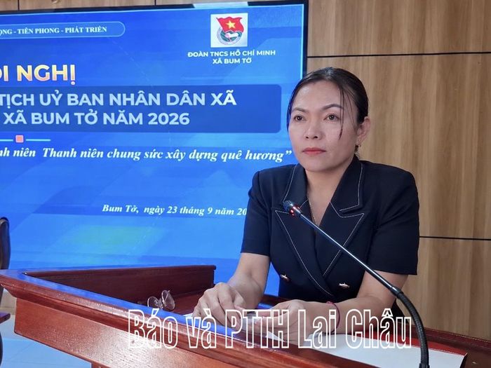 Đồng chí Pờ Hồng Vân – Phó Bí thư Thường trực Đảng ủy xã Bum Tở phát biểu tại hội nghị.