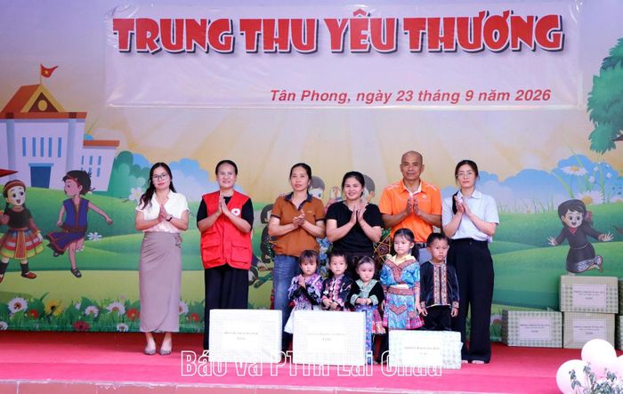 Các tổ chức, cá nhân, nhà tài trợ tặng quà học sinh phân hiệu Bản Giang.