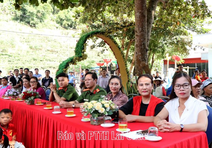 Các đại biểu dự chương trình.