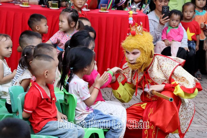 Các em học sinh vui Tết Trung thu.