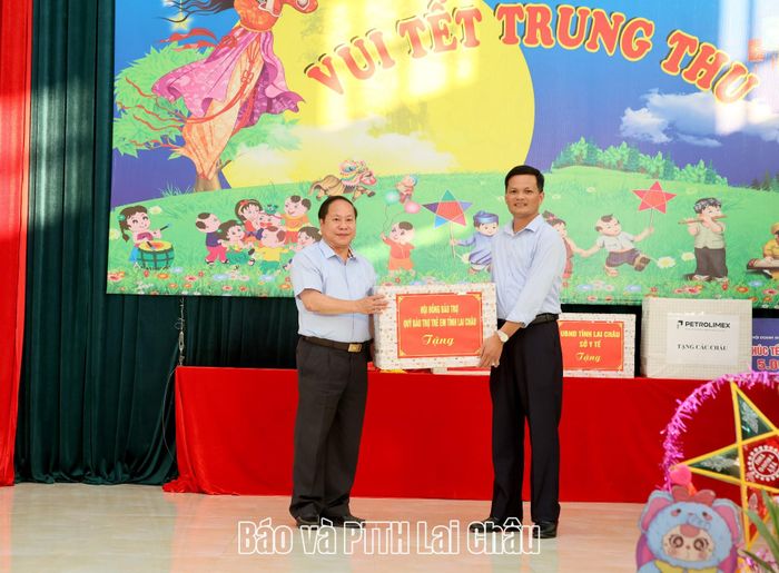 Đồng chí Tống Thanh Hải - Ủy viên Ban Thường vụ Tỉnh uỷ, Phó Chủ tịch Thường trực UBND tỉnh tặng quà Quỹ Bảo trợ trẻ em tỉnh cho Cơ sở Bảo trợ xã hội tổng hợp tỉnh. 
