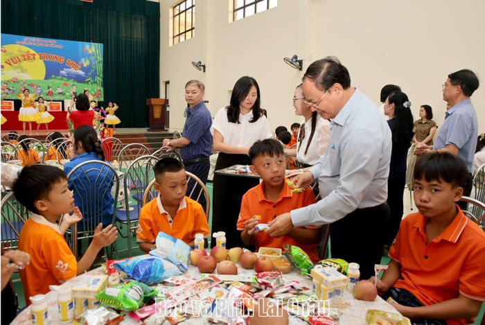 ... chia quà cho các cháu thiếu nhi Cơ sở Bảo trợ xã hội tổng hợp tỉnh. 