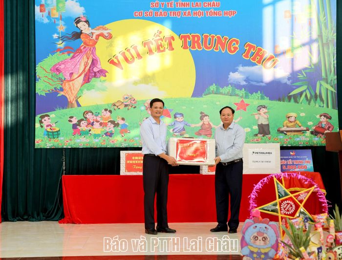 Bí thư Tỉnh uỷ Lê Minh Ngân tặng quà Cơ sở Bảo trợ xã hội tổng hợp tỉnh.