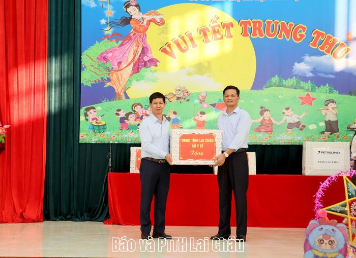 Lãnh đạo Sở Y tế tặng quà cho Cơ sở Bảo trợ xã hội tổng hợp tỉnh. 