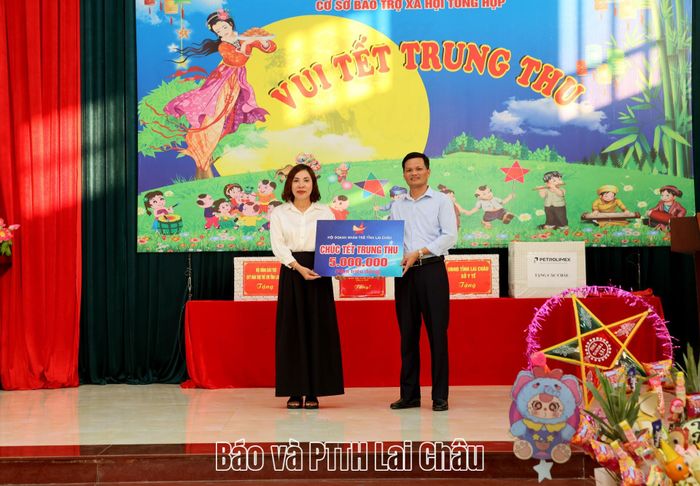 Hội Doanh nhân trẻ tỉnh tặng quà Cơ sở Bảo trợ xã hội tổng hợp tỉnh. 