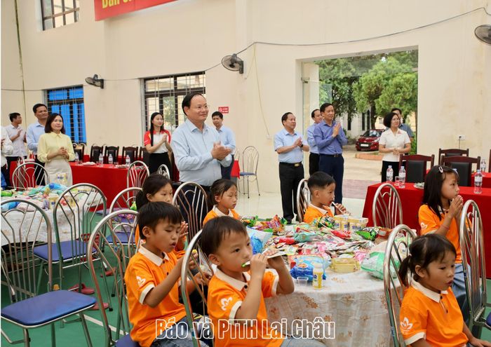 Bí thư Tỉnh uỷ Lê Minh Ngân vui Tết trung thu cùng các cháu Thiếu niên nhi đồng.