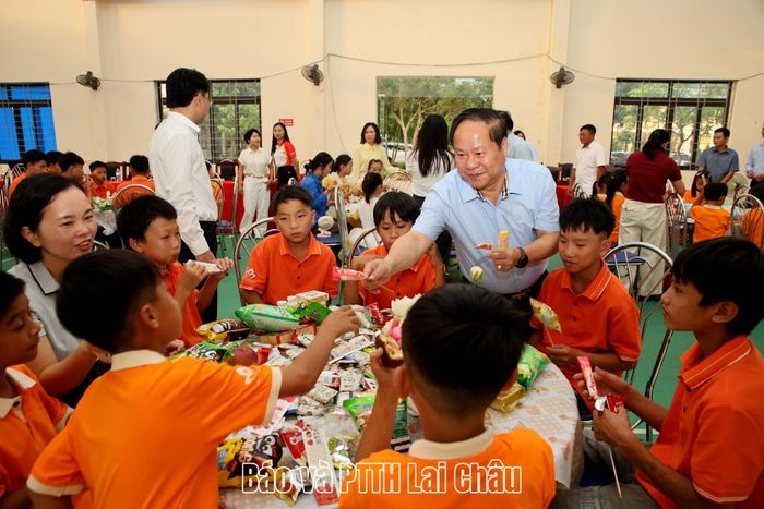 Phó Chủ tịch Thường trực UBND tỉnh Tống Thanh Hải chia quà cho các cháu thiếu nhi. 