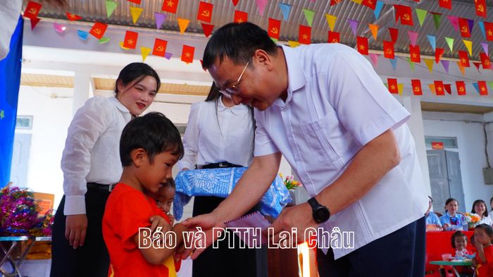 ... trao quà cho học sinh có hoàn cảnh khó khăn.