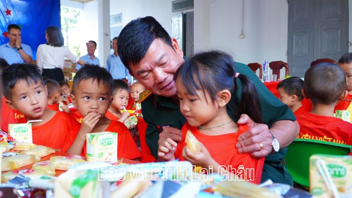  Đồng chí Tống Thanh Bình - Phó Chủ tịch Thường trực Ủy ban MTTQ Việt Nam tỉnh và lãnh đạo Đoàn Kinh tế - Quốc phòng 356 chia quà cho các em học sinh.