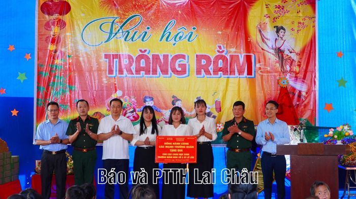 Đồng chí Tống Thanh Bình - Phó Chủ tịch Thường trực Ủy ban MTTQ Việt Nam tỉnh cùng các đại biểu trao quà của các mạnh thường quân cho nhà trường và các cháu học sinh.