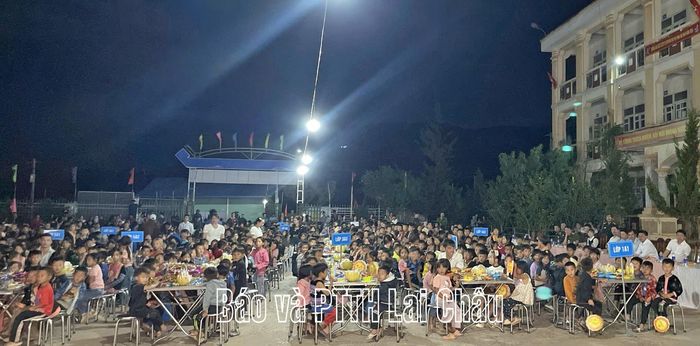Học sinh Trường PTDTBT Tiểu học và THCS Nậm Ngà "Vui hội trăng rằm".
